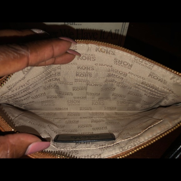 Michael Kors signature clutch/wristlet - Picture 4 of 4